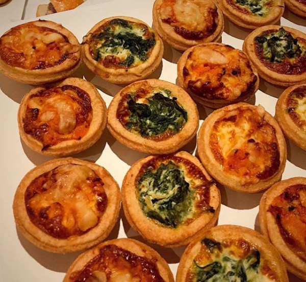 Plateau repas à emporter pour réception entre amis 