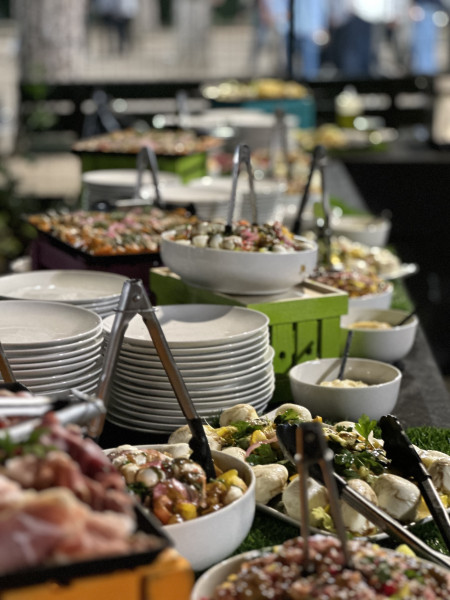 Traiteur événementiel avec buffet froid et chaud pour fête de fin d'année  