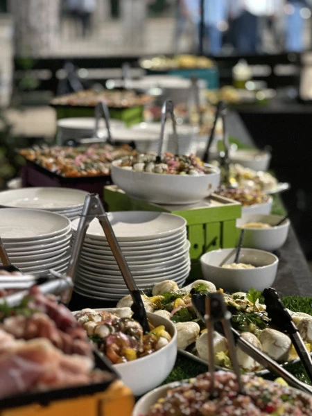 Traiteur événementiel avec buffet froid et chaud pour fête de fin d'année  
